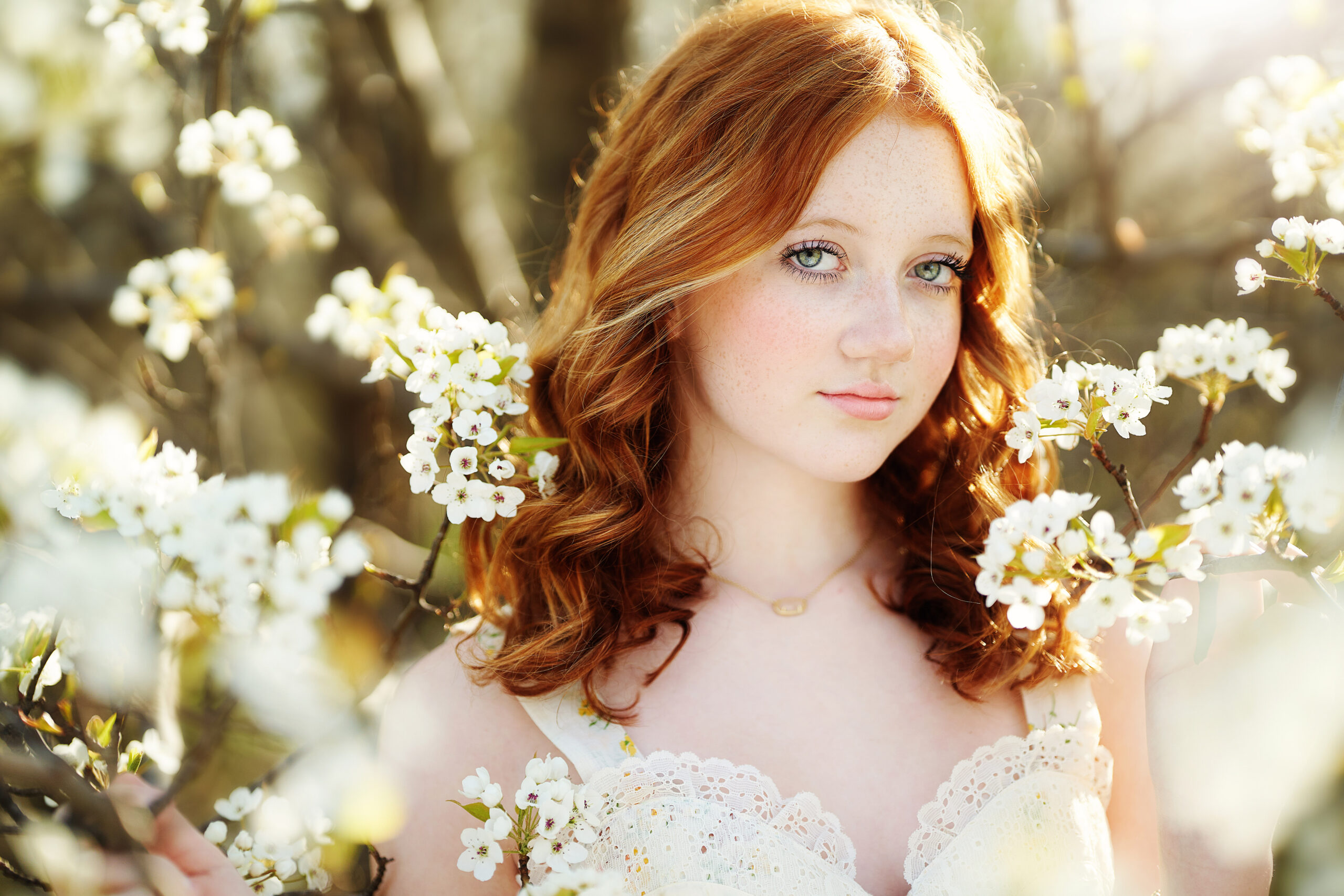 High School Senior Photographer. Holly Omlor Photography is the premier high school senior photographer serving Toledo, Maumee, Perrysburg, Bedford, Whitehouse, Rossford, Sylvania, Ottawa Hills, Oregon, Holland, Waterville, Bowling Green, and Sandusky. Specializing in gorgeous, personalized portraits, Holly creates stunning senior photos that reflect each girl’s unique personality. With expert styling, hand-picked locations, and a relaxed, all-inclusive experience, every session is designed to make seniors feel confident and beautiful. Book your unforgettable senior photo session today!