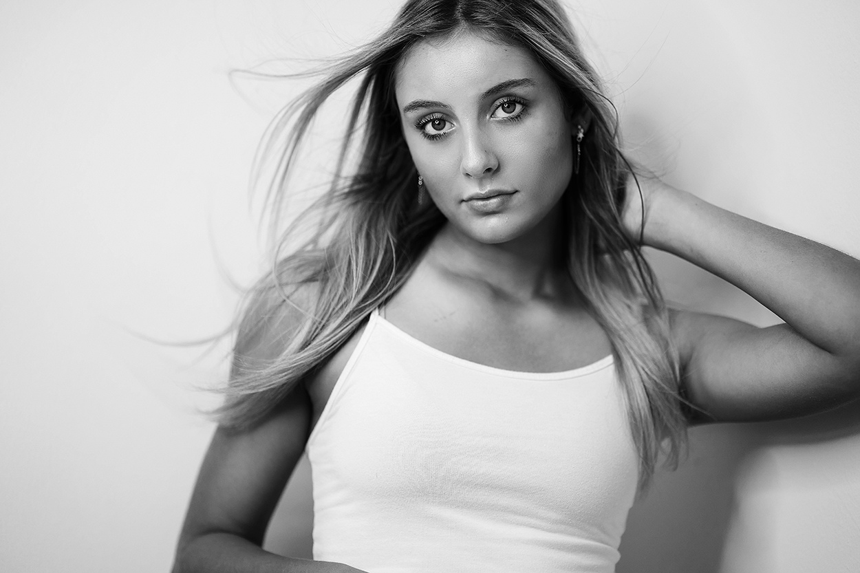 High School Senior Photographer. Holly Omlor Photography is the premier high school senior photographer serving Toledo, Maumee, Perrysburg, Bedford, Whitehouse, Rossford, Sylvania, Ottawa Hills, Oregon, Holland, Waterville, Bowling Green, and Sandusky. Specializing in gorgeous, personalized portraits, Holly creates stunning senior photos that reflect each girl’s unique personality. With expert styling, hand-picked locations, and a relaxed, all-inclusive experience, every session is designed to make seniors feel confident and beautiful. Book your unforgettable senior photo session today!