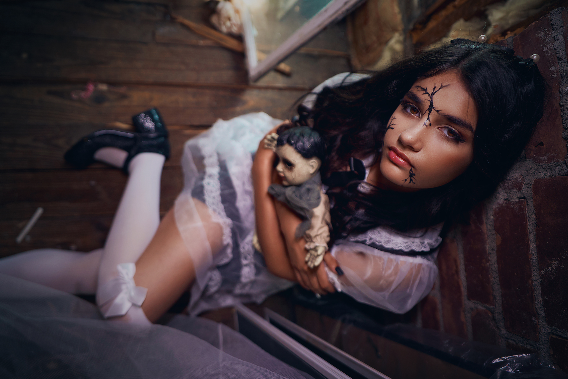 High School Senior Photographer. Holly Omlor Photography is the premier high school senior photographer serving Toledo, Maumee, Perrysburg, Bedford, Whitehouse, Rossford, Sylvania, Ottawa Hills, Oregon, Holland, Waterville, Bowling Green, and Sandusky. Specializing in gorgeous, personalized portraits, Holly creates stunning senior photos that reflect each girl’s unique personality. With expert styling, hand-picked locations, and a relaxed, all-inclusive experience, every session is designed to make seniors feel confident and beautiful. Book your unforgettable senior photo session today!