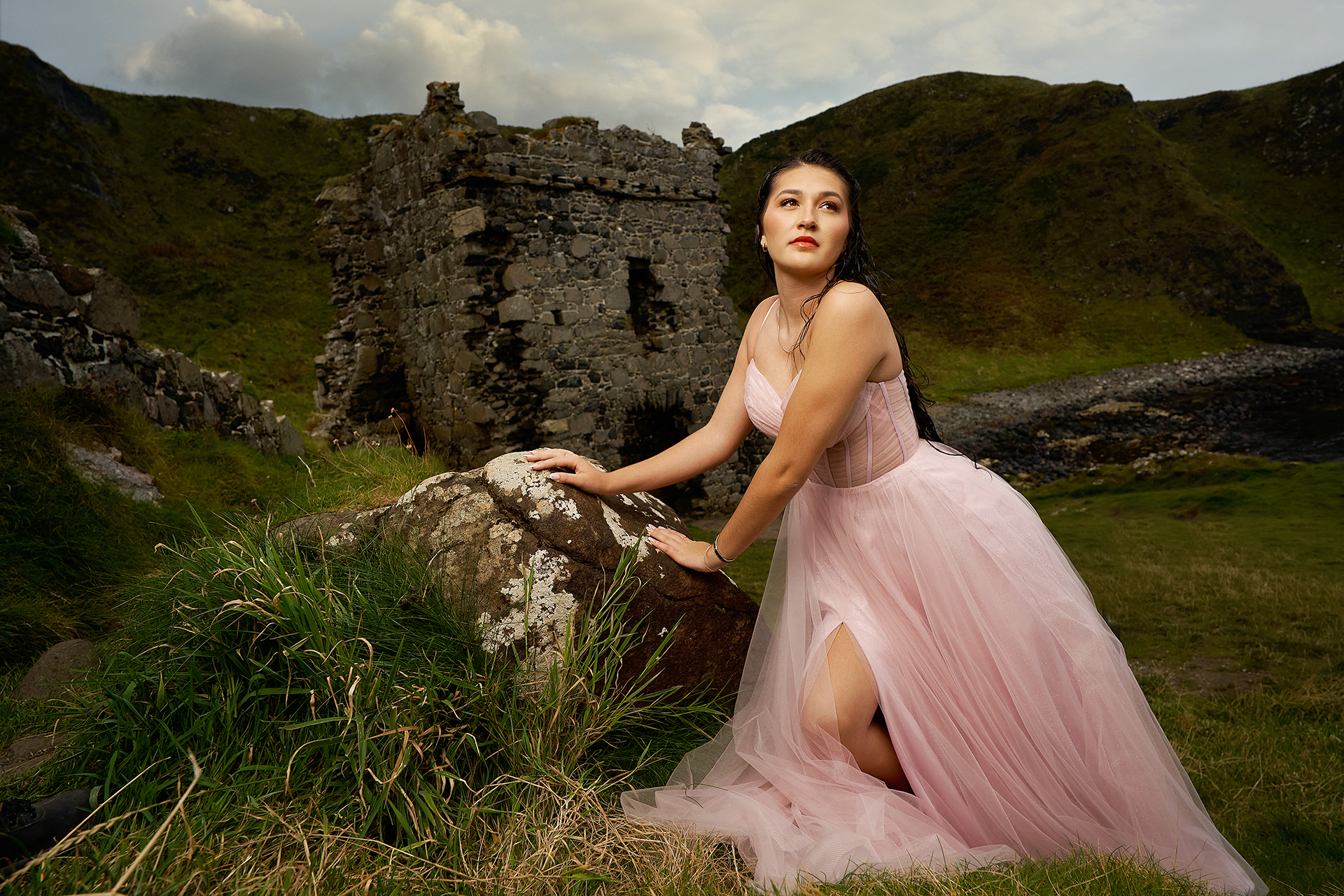 High School Senior Photographer. Holly Omlor Photography is the premier high school senior photographer serving Toledo, Maumee, Perrysburg, Bedford, Whitehouse, Rossford, Sylvania, Ottawa Hills, Oregon, Holland, Waterville, Bowling Green, and Sandusky. Specializing in gorgeous, personalized portraits, Holly creates stunning senior photos that reflect each girl’s unique personality. With expert styling, hand-picked locations, and a relaxed, all-inclusive experience, every session is designed to make seniors feel confident and beautiful. Book your unforgettable senior photo session today!